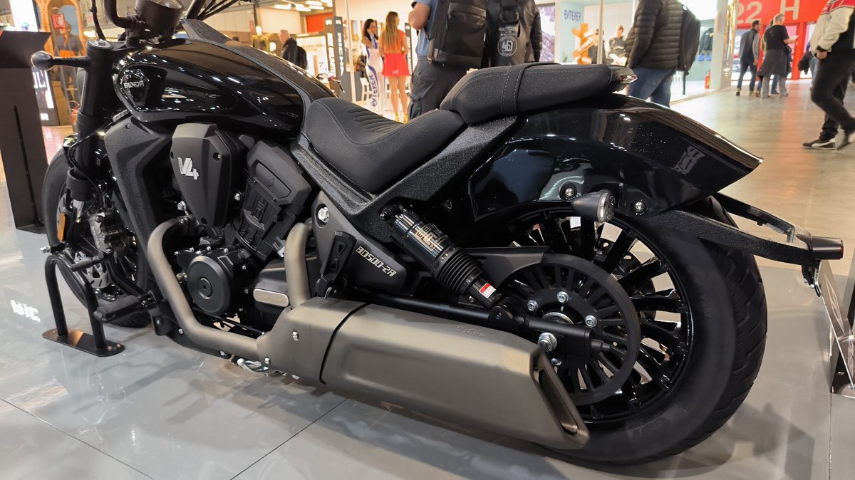 Benda Drak Flag 500, Động Cơ V4, Phuộc Nâng Điện, TCS, ABS tại Cần Thơ