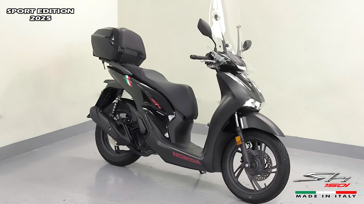 Kính chắn gió trên Honda SH150i 2025 Italy Sport Edition được thiết kế riêng biệt