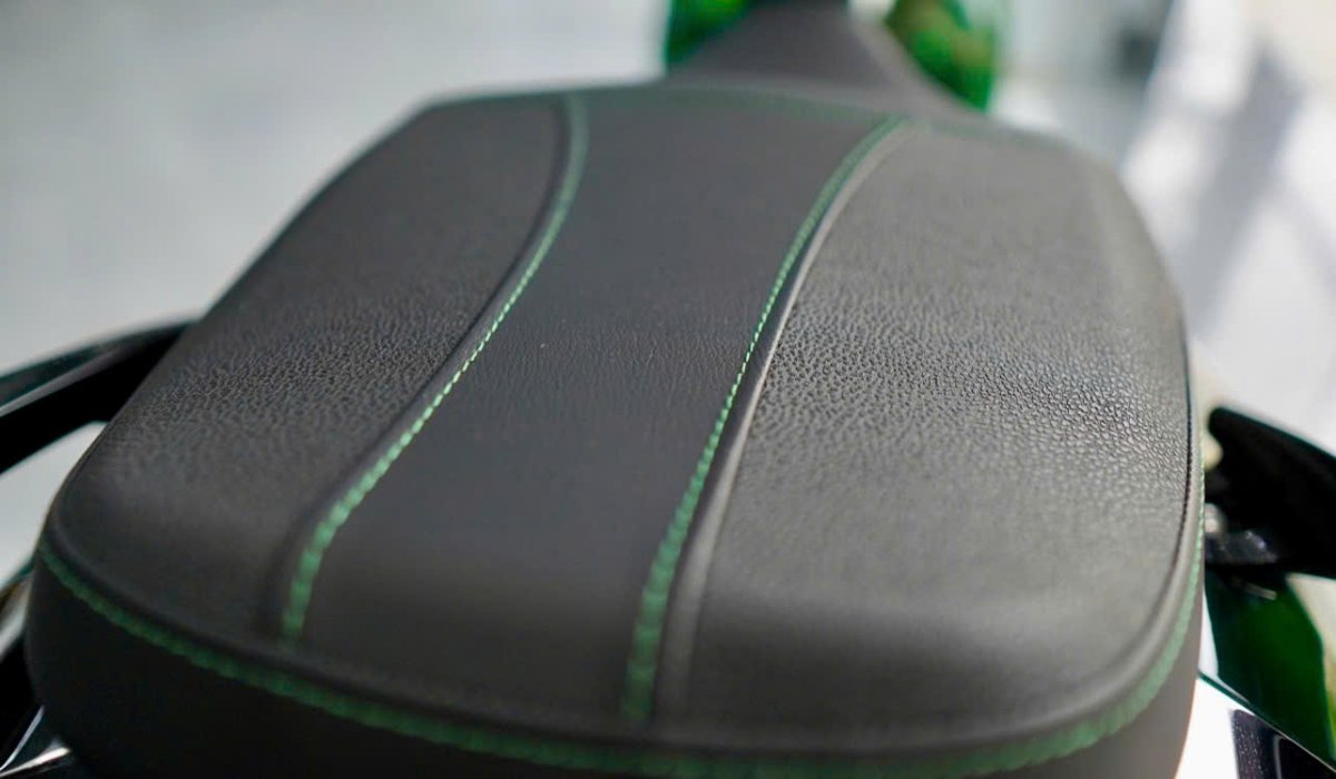 Yên xe dài và êm ái với đường may tỉ mỉ tinh tế