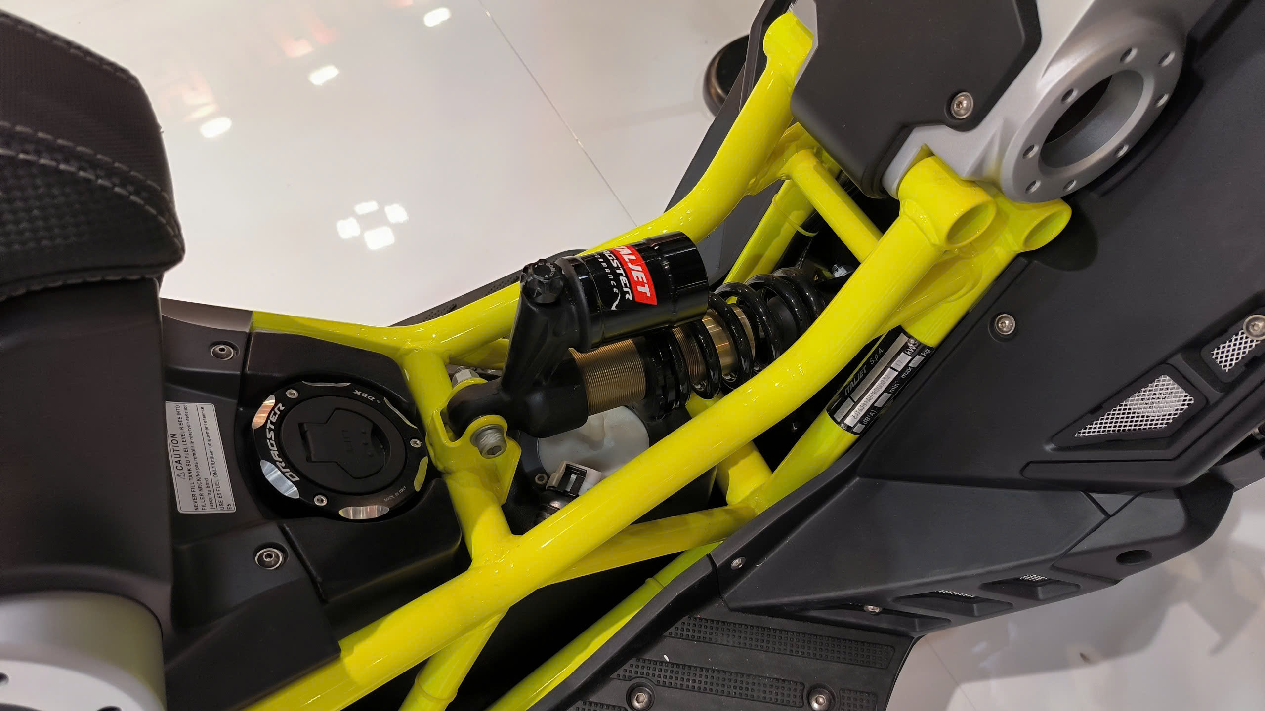 Khung sườn độc lạ kết hợp phuộc cực kì cá tính