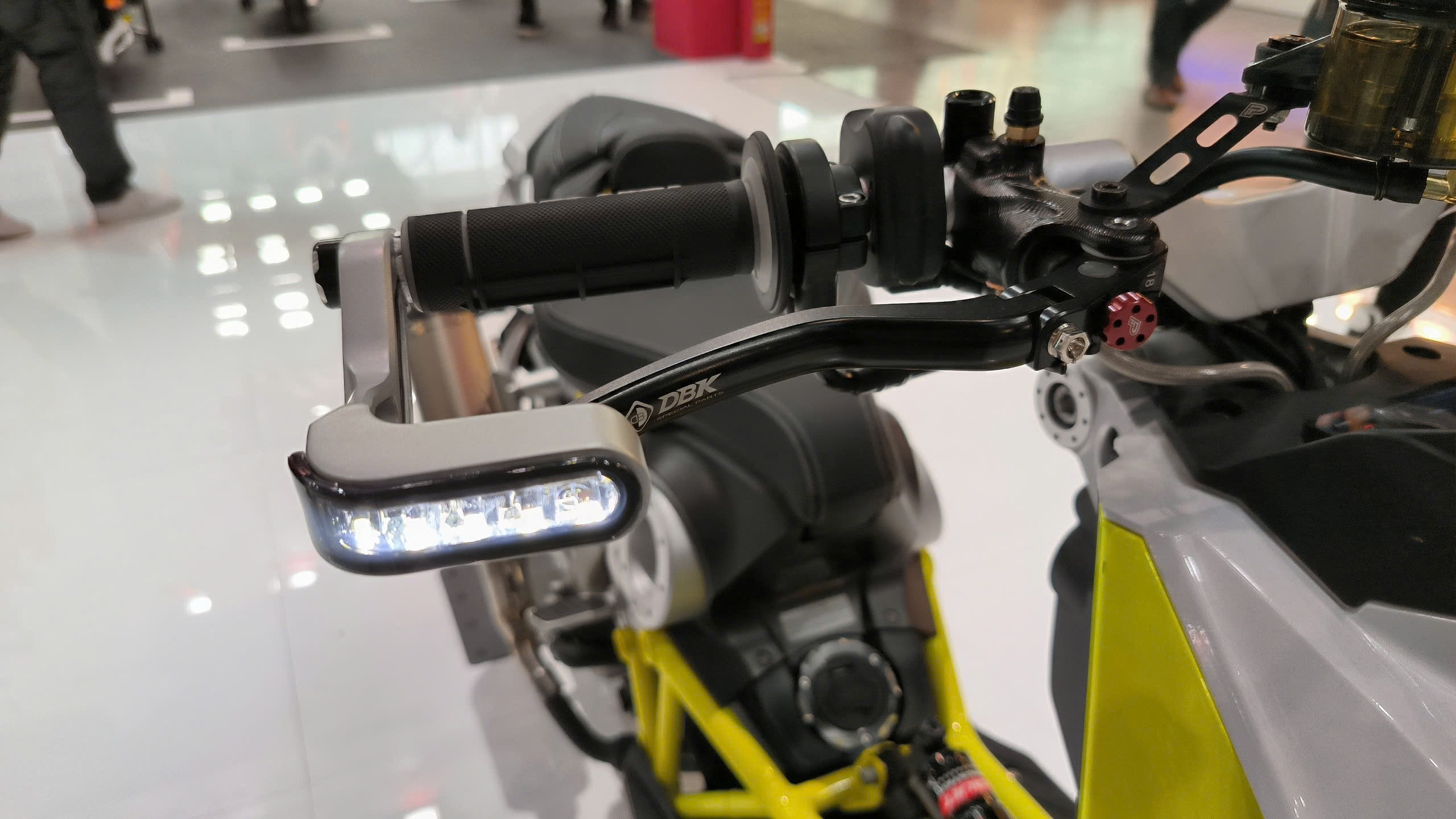 Italjet Dragster 300 sở hữu đường nét góc cạnh sắc sảo và thiết kế các vị trí đèn độc đáo