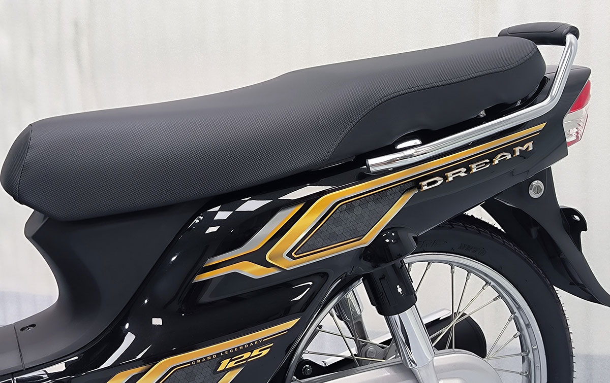 Dream 125 NCX sở hữu hệ thống phun xăng điện tử FI và phuộc có thể điều chỉnh tải trọng