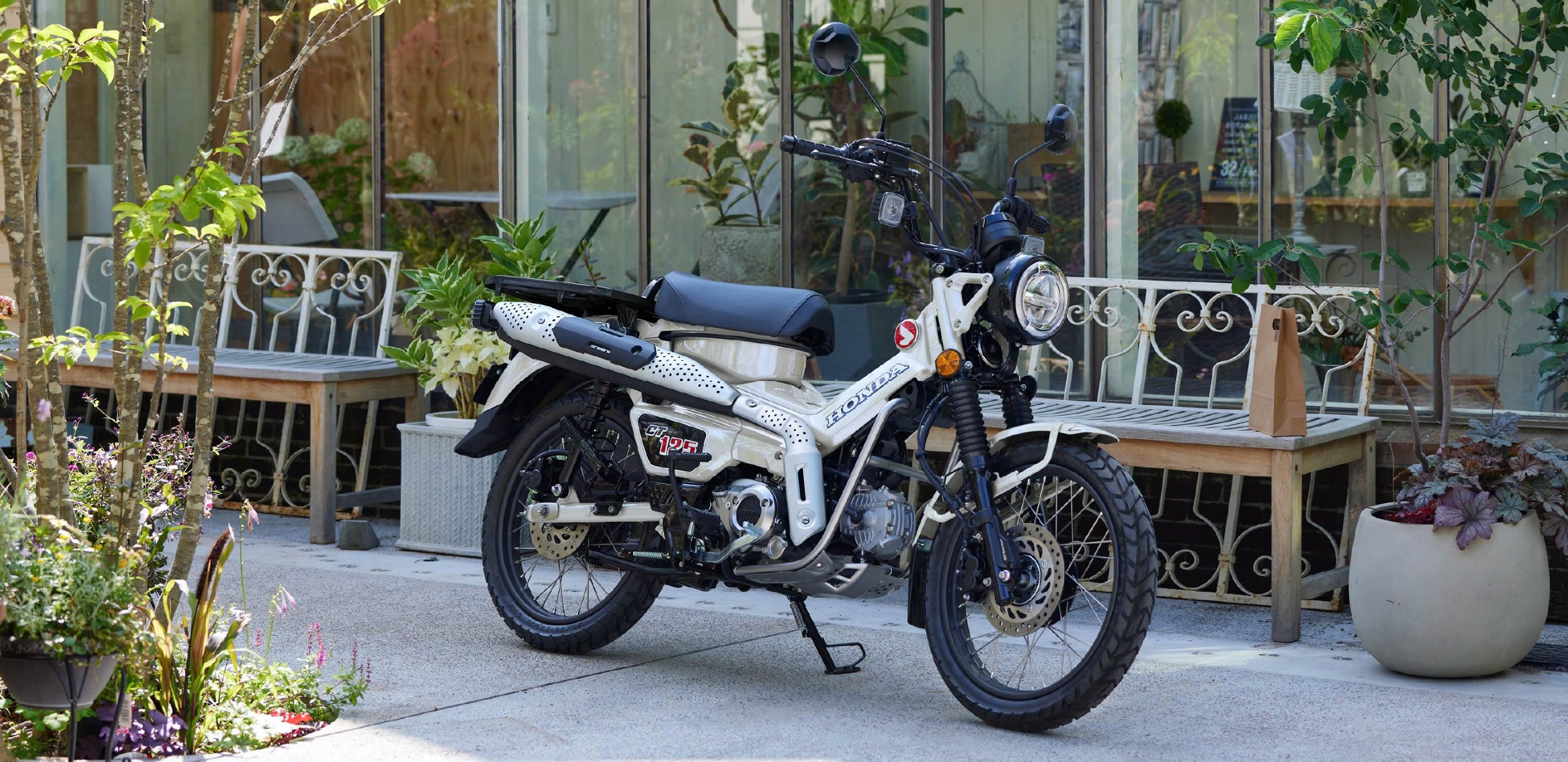 Honda CT125 ABS 2025 màu trắng sữa