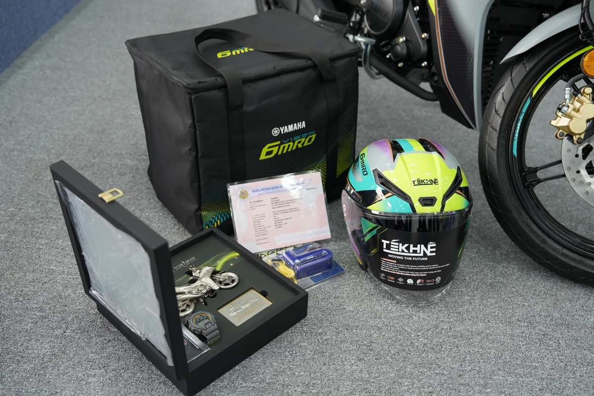 Nón bảo hiểm, đồng hồ, mô hình xe.. cực kì ấn tượng