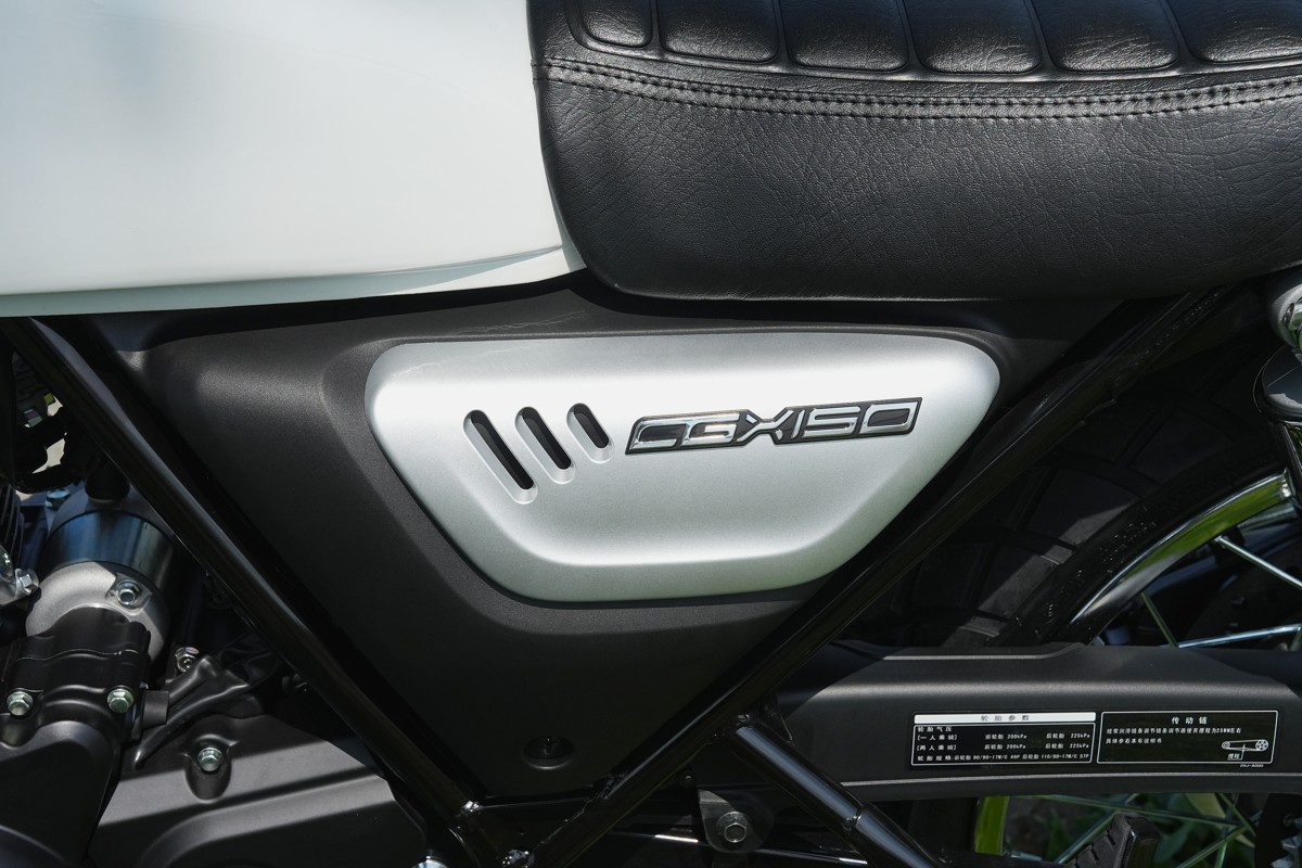 Tem nổi CGX150 trên thân xe