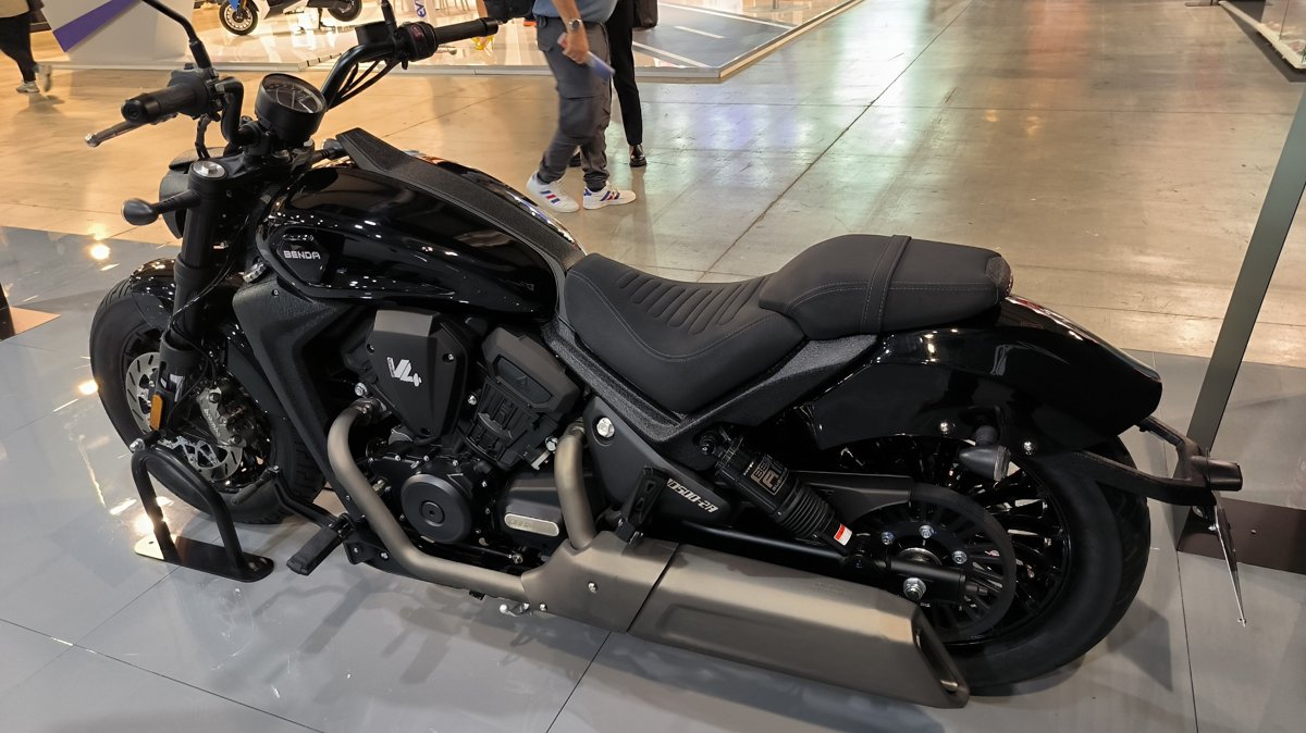 Benda Drak Flag 500, Động Cơ V4, Phuộc Nâng Điện, TCS, ABS