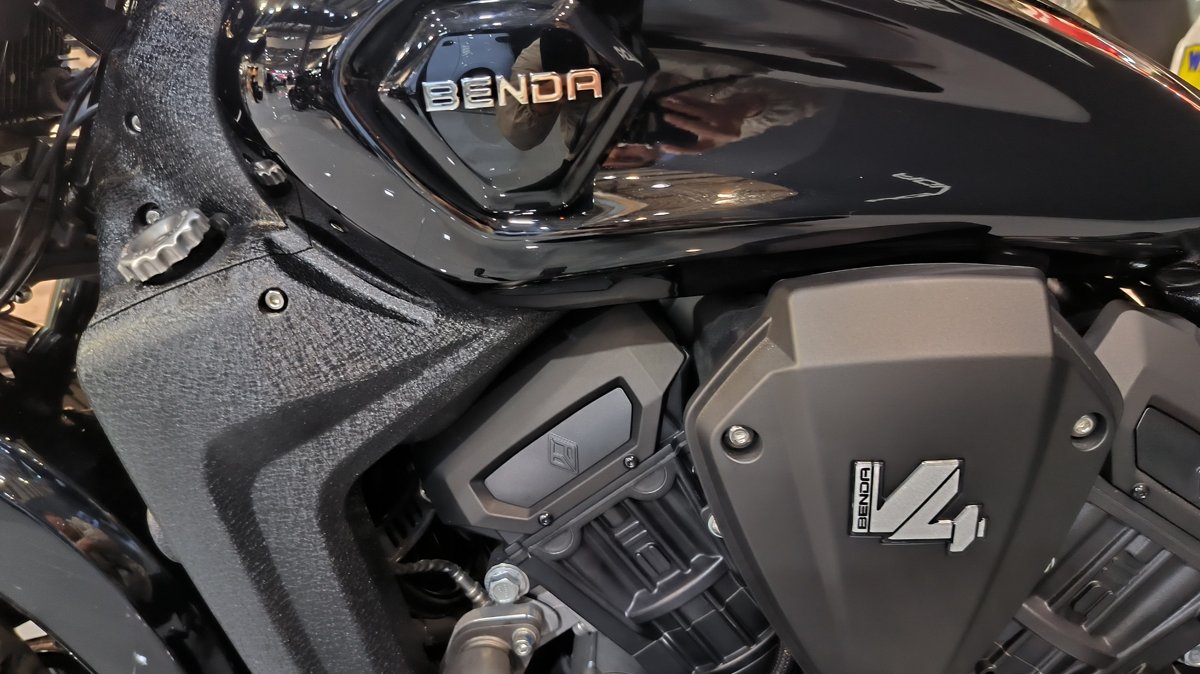 Benda Drak Flag 500, Động Cơ V4, Phuộc Nâng Điện, TCS, ABS