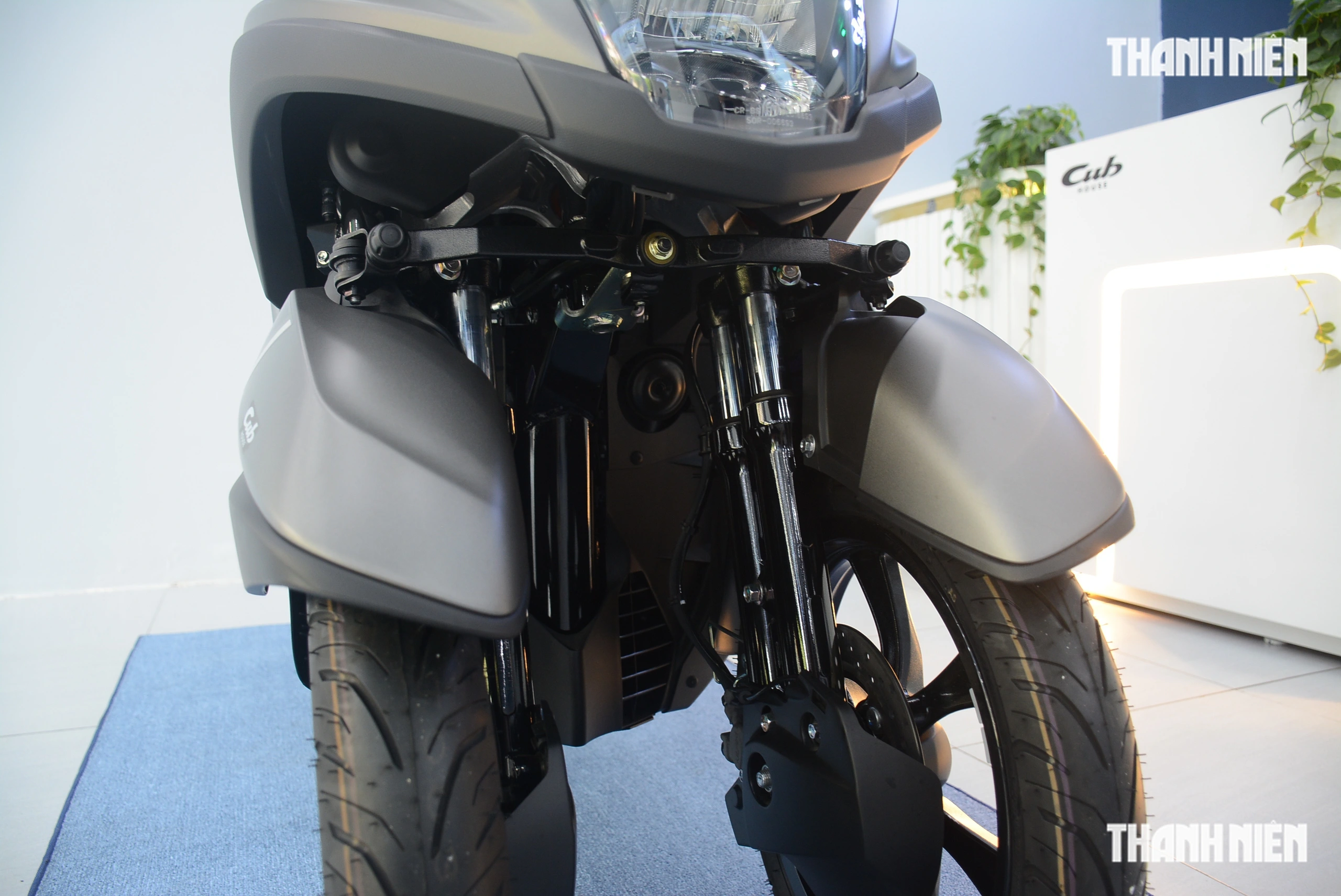 Yamaha Tricity 155 xe tay ga sử dụng bánh kép phía trước, có phanh tay đỗ xe