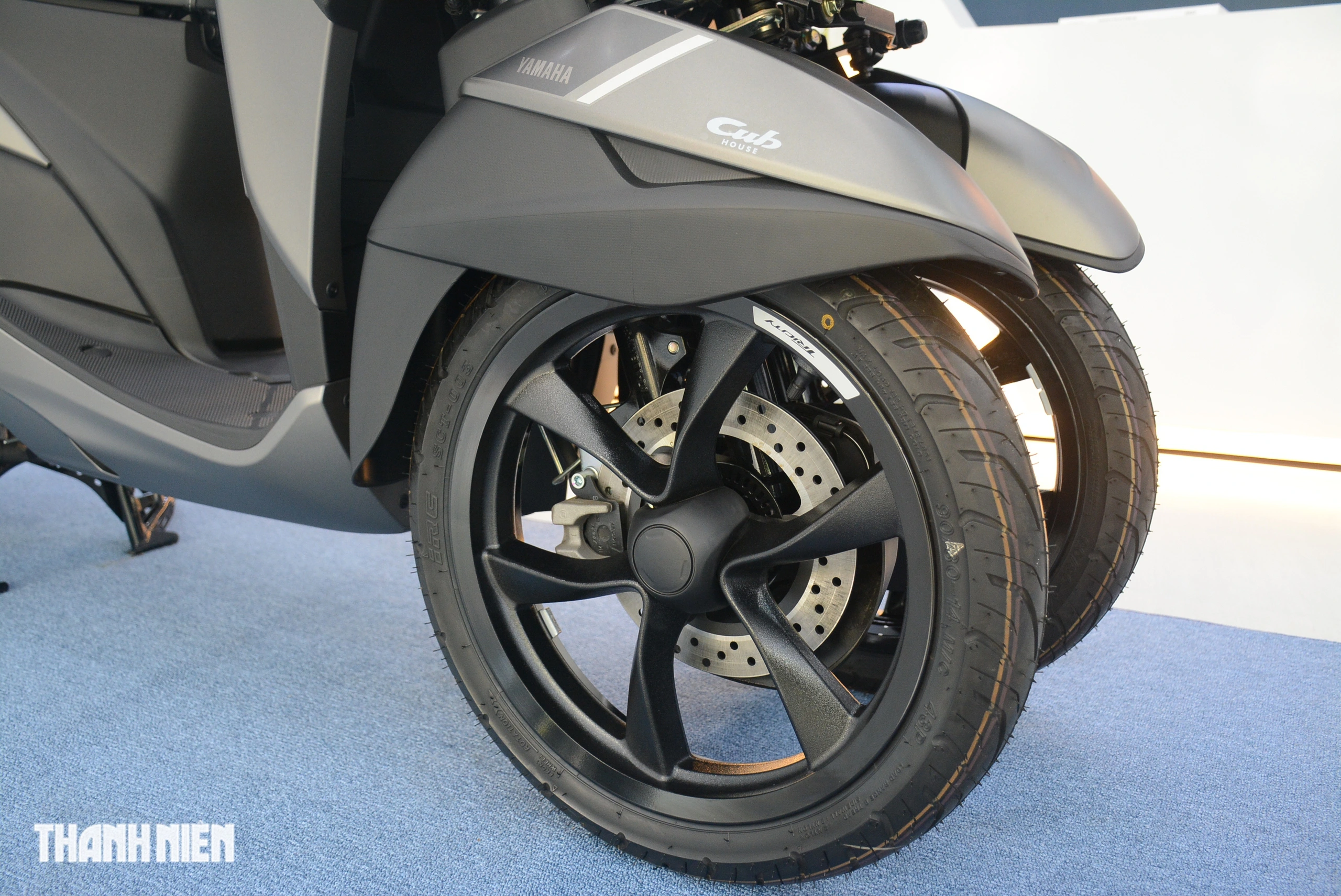 Yamaha Tricity 155 xe tay ga sử dụng bánh kép phía trước, có phanh tay đỗ xe 