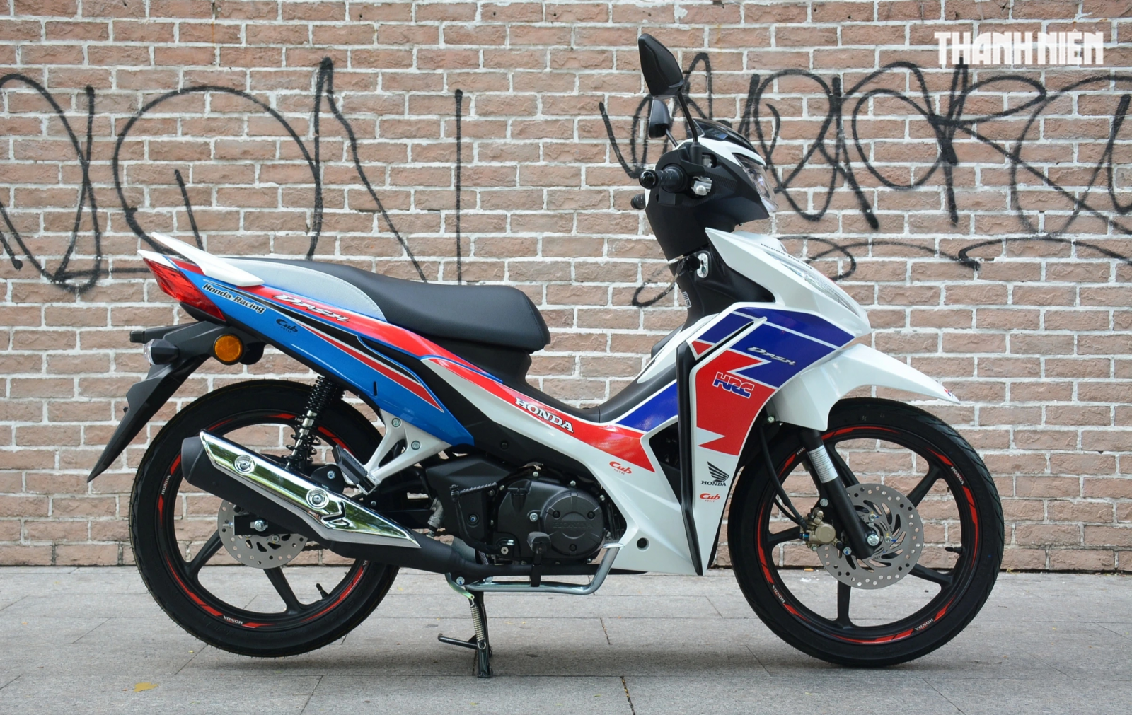 Honda Dash 125 HRC sở hữu diện mạo theo phong cách xe đua của đội đua Honda Racing Corporation (HRC) vừa gia nhập thị trường Việt Nam