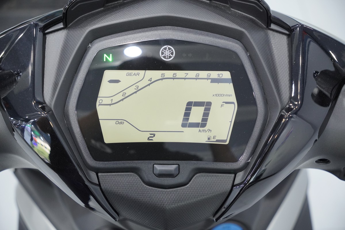 Yamaha 135LC Fi Red Racer trang bị màn hình hiển thị LCD