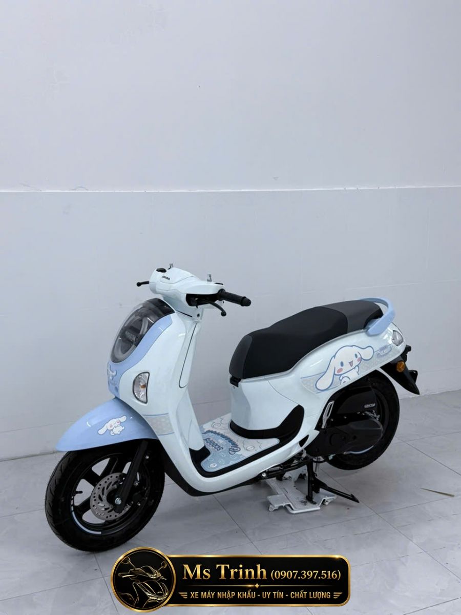 Honda Scoopy Cinnamoroll 2026 Moto Đồng Tháp góc trước nghiêng trẻ trung và khác biệt.