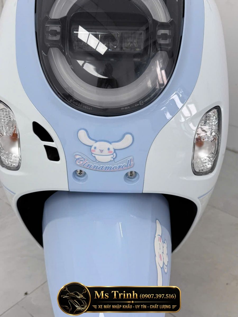 Mặt trước Honda Scoopy Cinnamoroll 2026 nổi bật với đèn LED tròn hiện đại