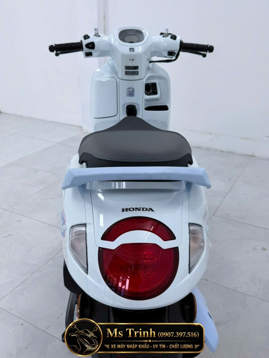 Phần đuôi Honda Scoopy Cinnamoroll 2026 nổi bật với đèn hậu tròn cổ điển