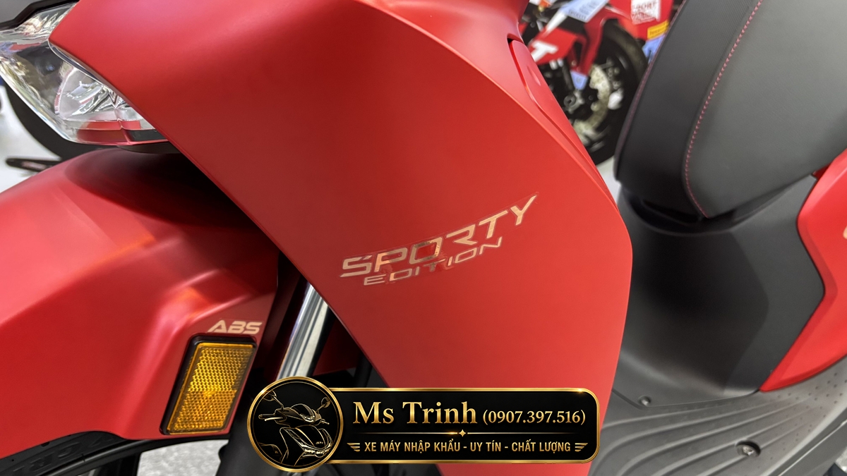Chi tiết logo Sporty Edition màu vàng đồng trên Honda SH150 Ý màu đỏ