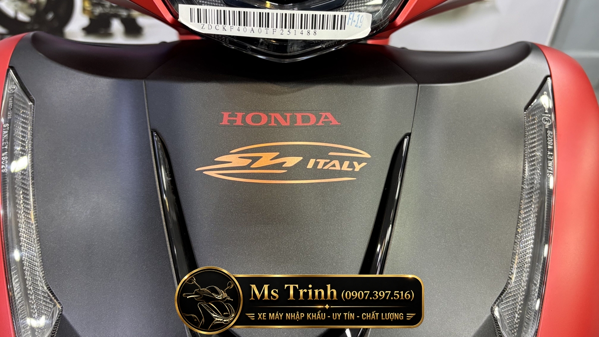 Thiết kế đầu xe Honda SH150 Ý Sporty New Concept phối đỏ nhám và đen