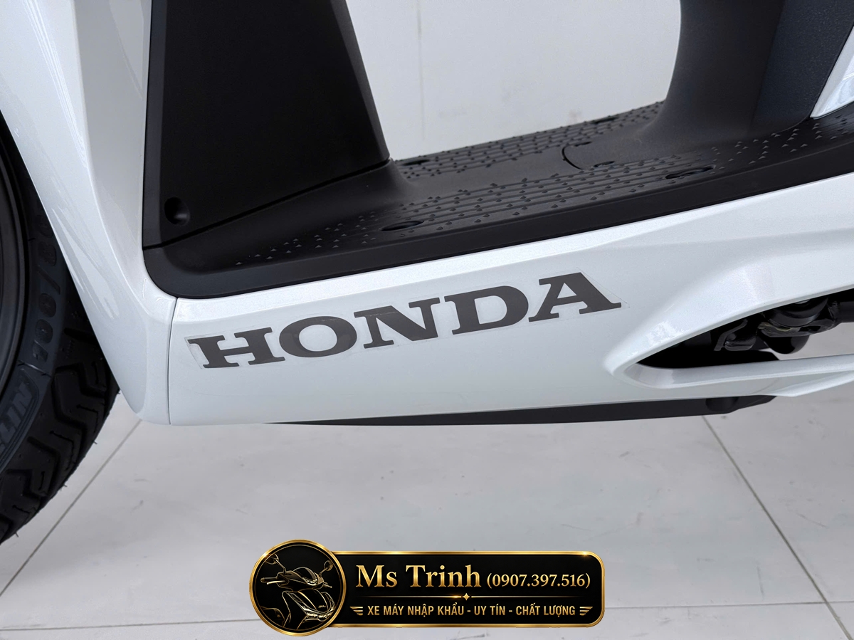 Logo Honda CNC dập nổi trên lườn xe SH150i HMR Logo Honda bằng nhôm CNC trên Honda SH150i Special Edition màu trắng