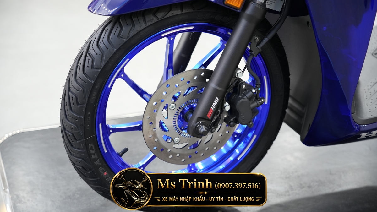 Dáng SH Italy trên Honda SH150i Super Vetro Sapphire Green Honda SH150i Italy hai màu vẫn giữ kiểu dáng cao ráo đặc trưng