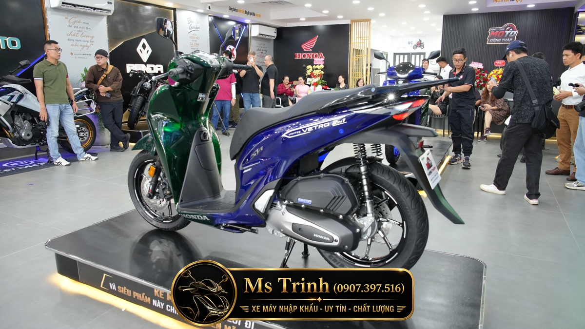 Phần thân sau Honda SH150i Super Vetro sử dụng màu Vetro Blue Sapphire