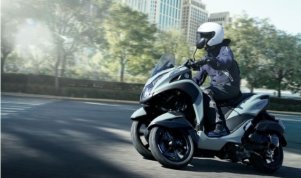 Xe tay ga Yamaha Tricity 155 sử dụng bánh kép phía trước, có phanh tay đỗ xe